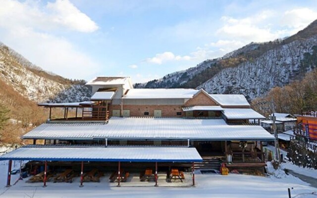 Gapyeong Yongchu View Sound Pension