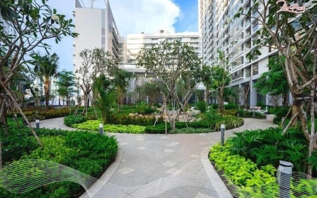 Midtown The Peak Apartment by VnHouse