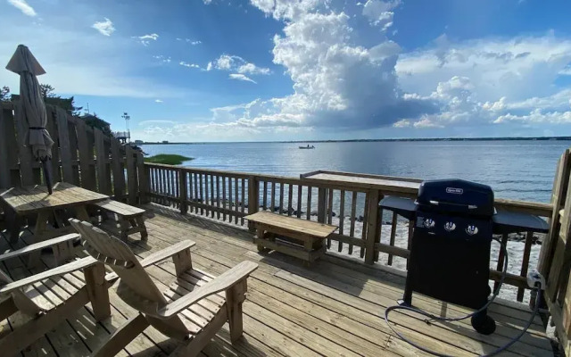 Bungalow 8 - 1br, Waterfront