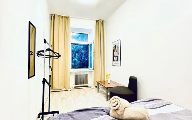 Simple 3BR Apartment for 6 FAC Platz