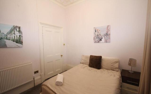 Great West Road Apartments [ Flat B ]