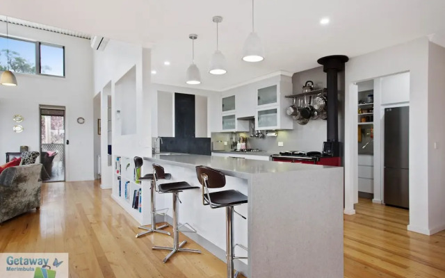 Ooranya - on Top Lake