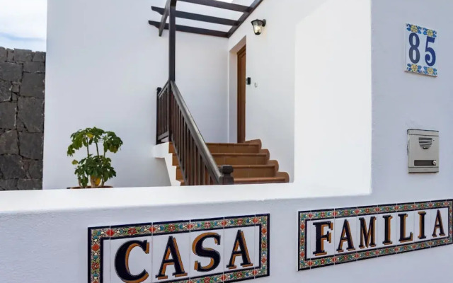 Inviting 4-bed Villa in Playa Blanca