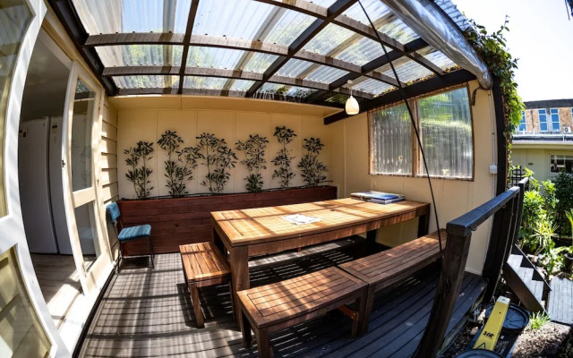The Red Monkey Travellers' Lodge - Hostel