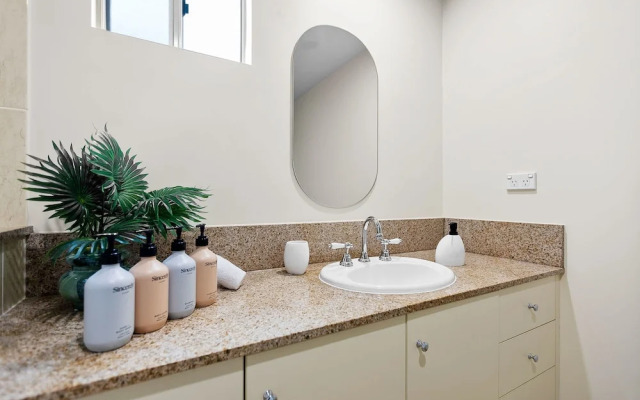 Lakeside Luxe Retreat - Pool View BBQ Spa Bath