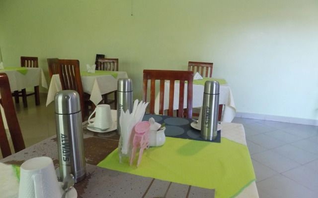 Deluxe Hotel - Ishaka