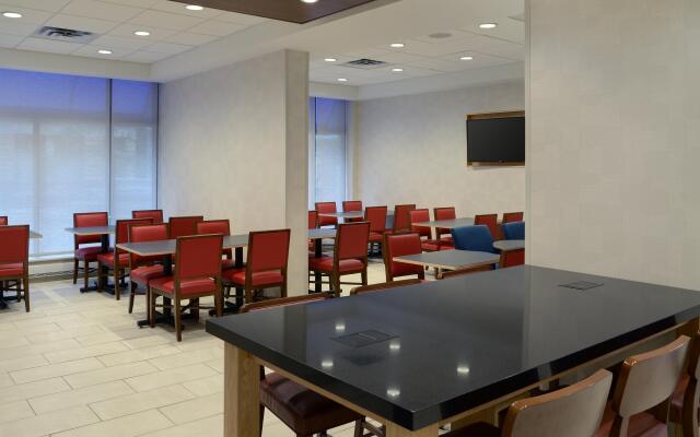 Holiday Inn Express Toronto - Downtown by IHG