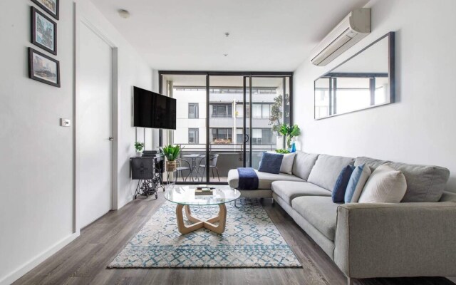 Beautiful 2BR APT With Balcony, Pool and Gym