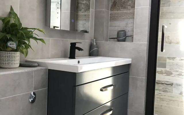 Immaculate 1-bed Apartment Cornwall With hot tub