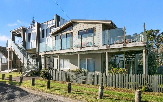 The White Haus - Waihi Beach Upstairs Holiday Unit