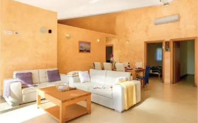 Six Bedroom Holiday Home in Medulin