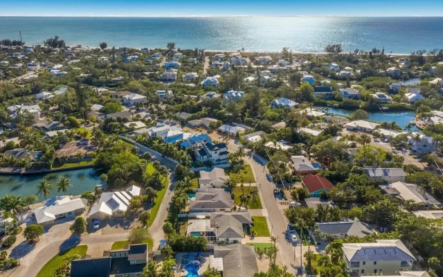 Bayside Bliss 3 Bedroom Home by RedAwning
