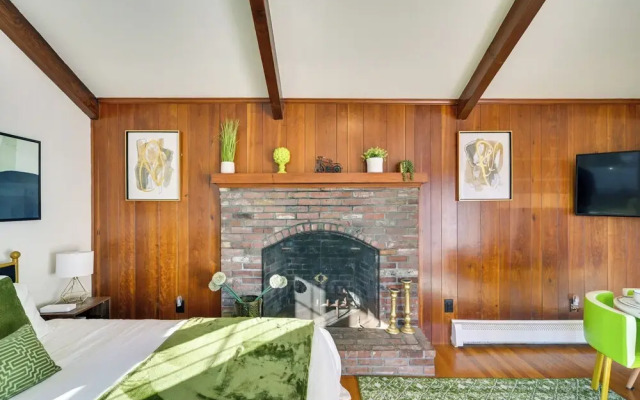 1 Mi to Downtown Salem: Studio w/ Fire Pit Access