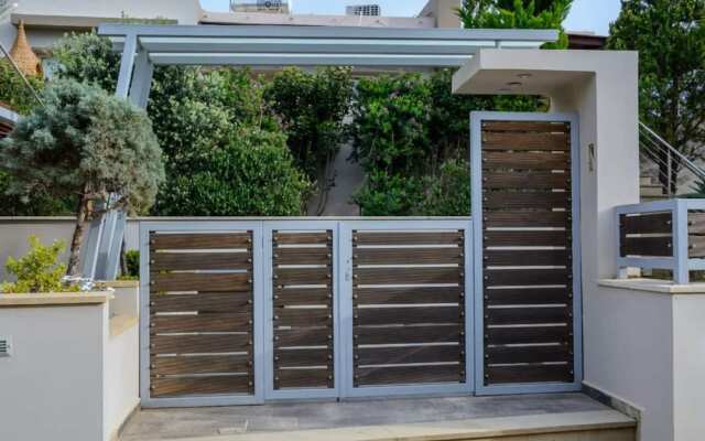 Green Luxury Villa Near The Sea