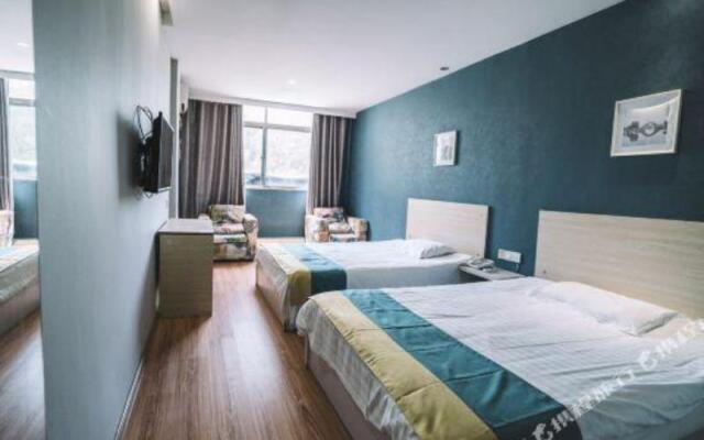 Yibai Hotel (Fengming Jin Street Bus Station)