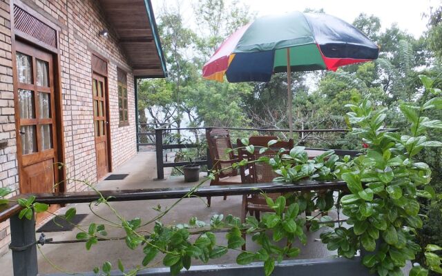 Welikande Hotel and Trekking Center