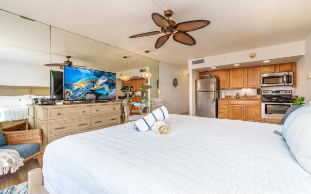 Royal Kahana 702 Studio Bedroom Condo by RedAwning