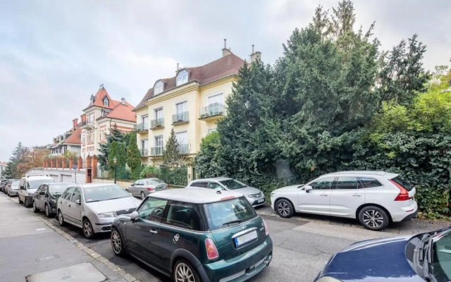 Cozy Apartment with Garden in the Castle District