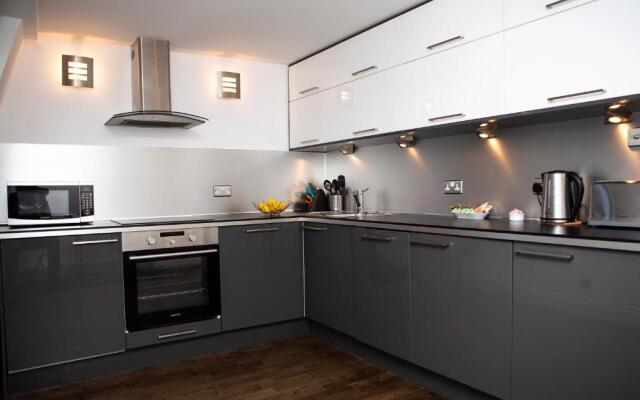 Apt 3, Trafalgar Sq (Duplex, 3rd & 4th flr)