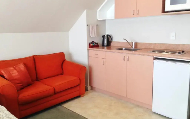 Bush Inn Court Motel