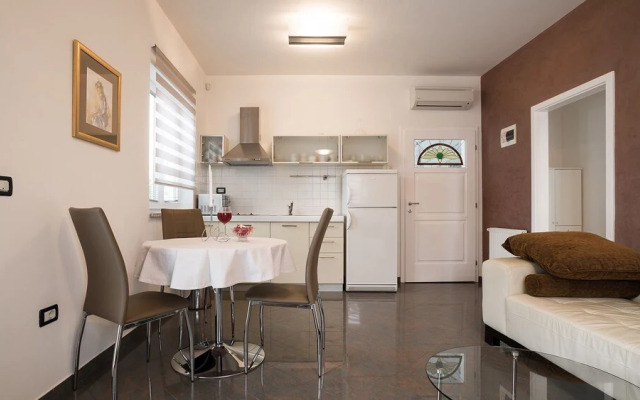 Villa Aylin, 5-bed, Next to the sea