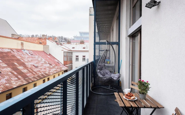 Modern loft-apart near metro Křižíkova