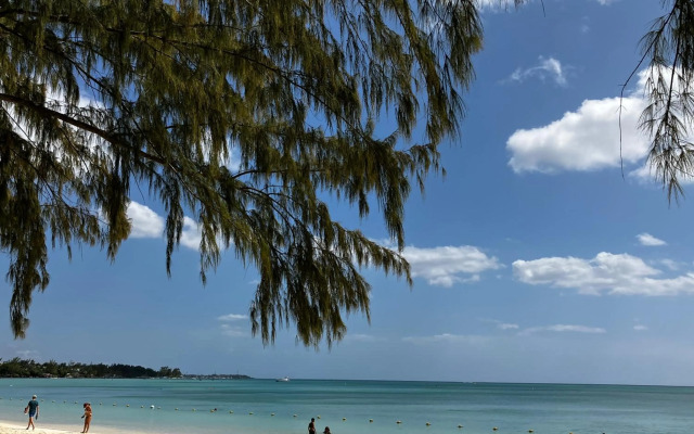 3 mins - 10 mins to the beach
