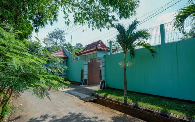 Penginapan Cemara Indah by RedDoorz