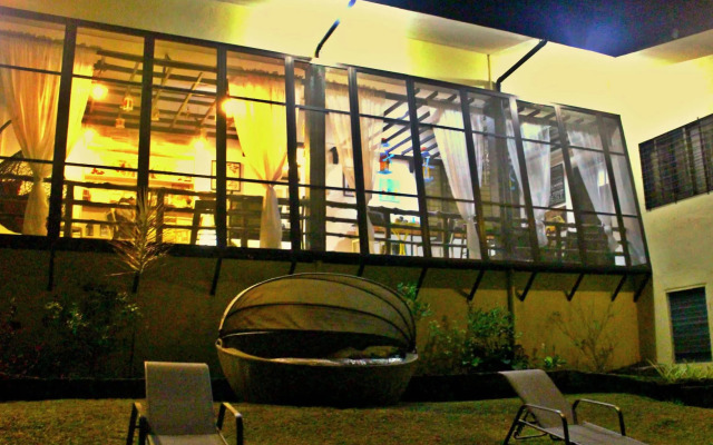 Mountain Breeze Hostel Tagaytay Center