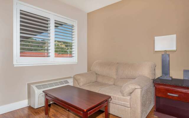 Super 8 by Wyndham Martinez