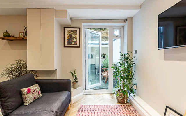 Cosy Garden Flat in Prestigious Residential Area