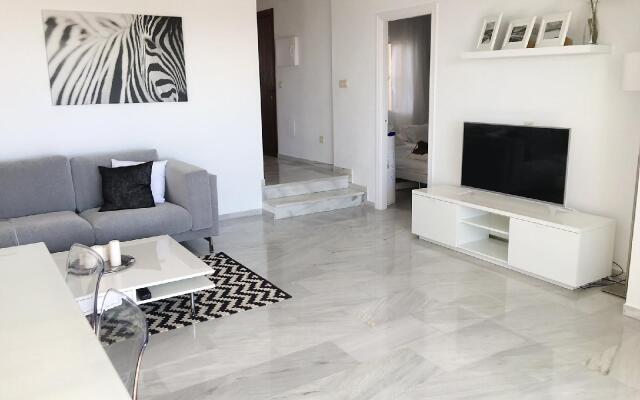 2056 - Apt with terrace sea view