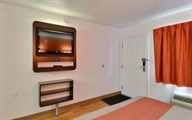 Motel 6 Tewksbury, MA - Boston
