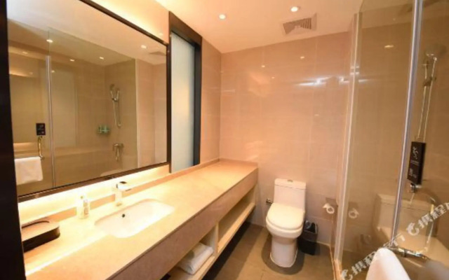 Yuanlong Hotel (Zhuhai Nanshui Bus Station)