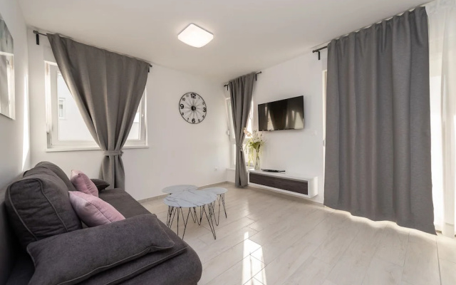 Apartments & Rooms Pool Villas Maris