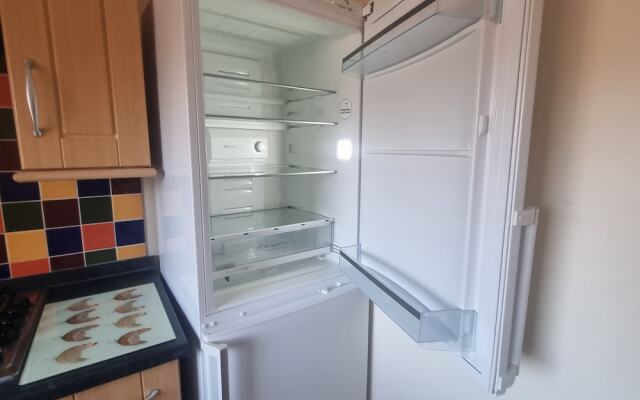 Lovely 2 Bedroom Apartment With Private Parking