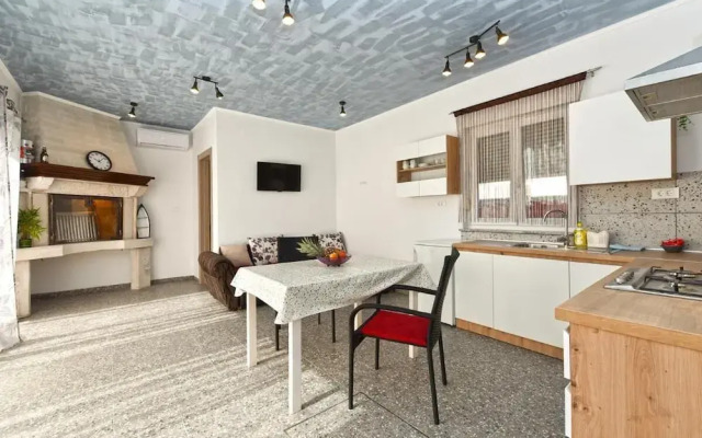 Bright Studio Apartment With Pool View