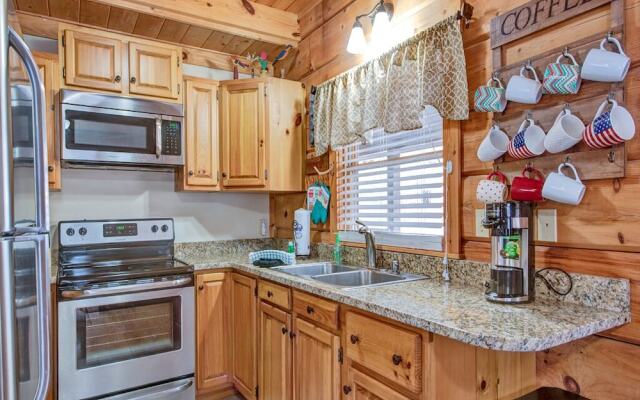 Black Bear Hideaway 3 Bedroom Home with Hot Tub