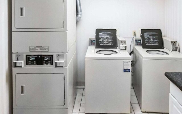 Quality Inn & Suites Woodstock near Lake Geneva