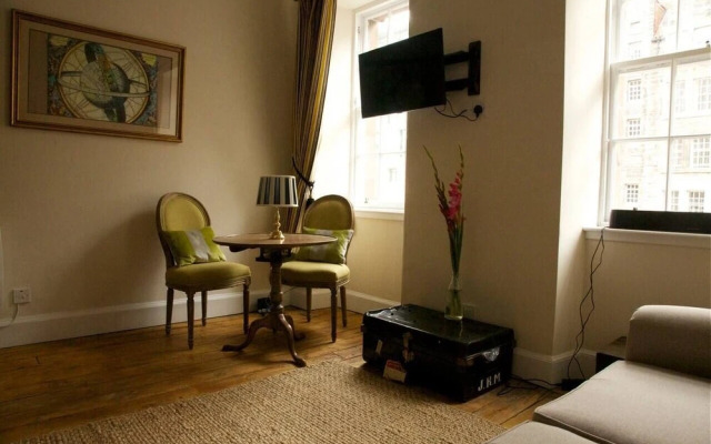 JOIVY Royal Mile Tower Apartment