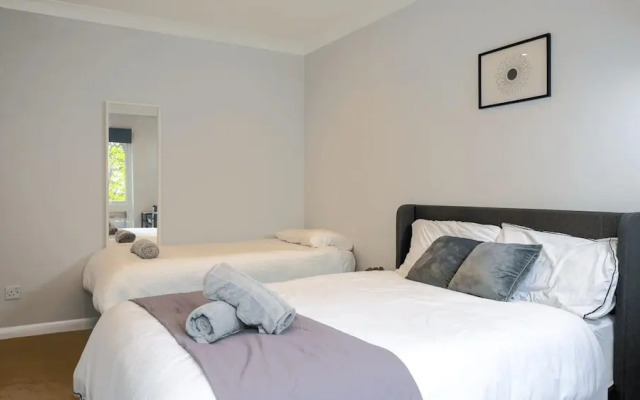 Apartmentsleeps3-balcony-valleyview-parking