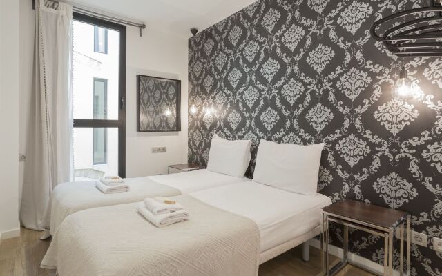 Liceu Apartments by gaiarooms