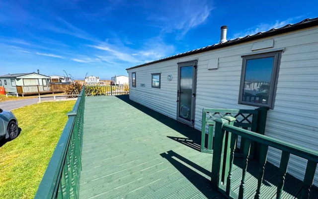 Beachside Caravan Retreat in Lowestoft Sleeps 4