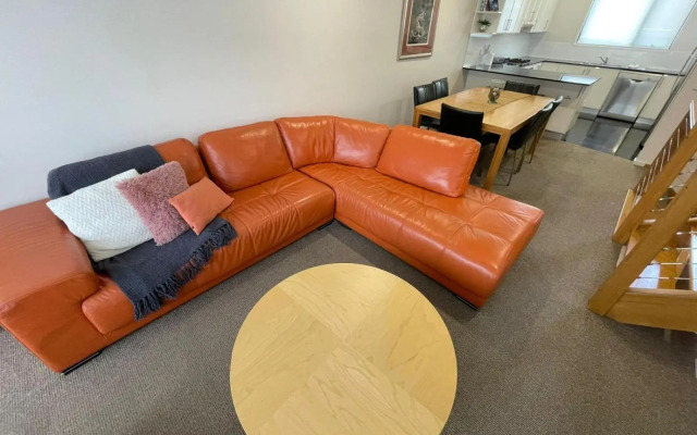 Luxury Woodridge 2-Bedroom Apartment