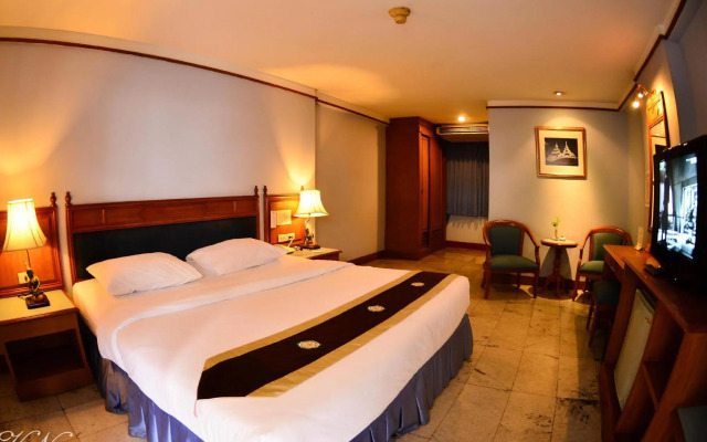 Silom Village Inn