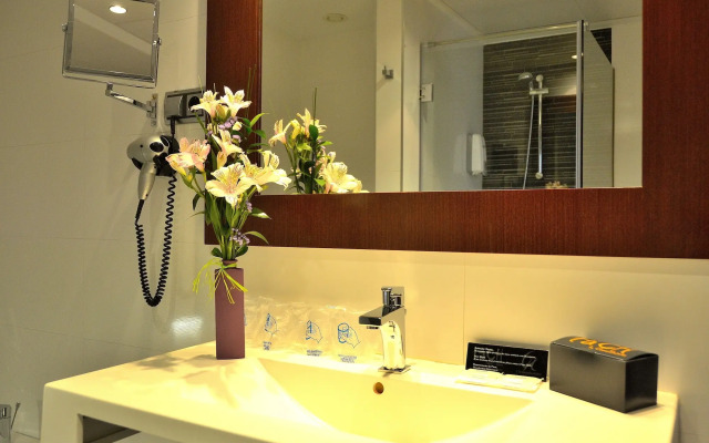 Hotel Tach Madrid Airport