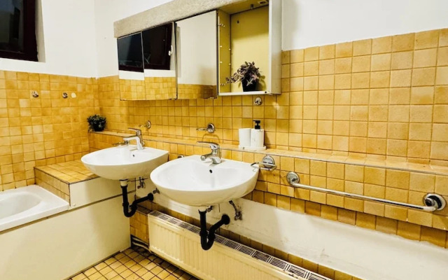 Cozy House  Terrace &Garden  Sleeps 34