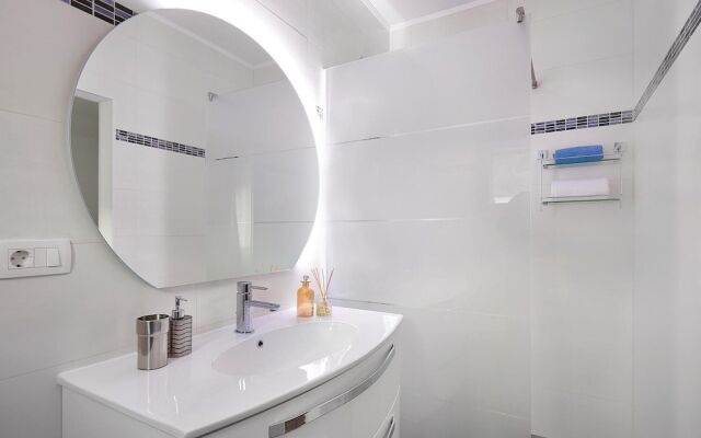Stunning Home in Povlja With 4 Bedrooms, Wifi and Outdoor Swimming Pool