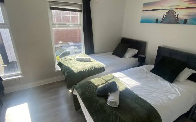2BR Cozy Duplex in Belfast