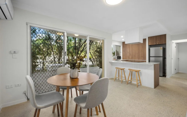 Burleigh Breeze 2 Bed Beach Walk